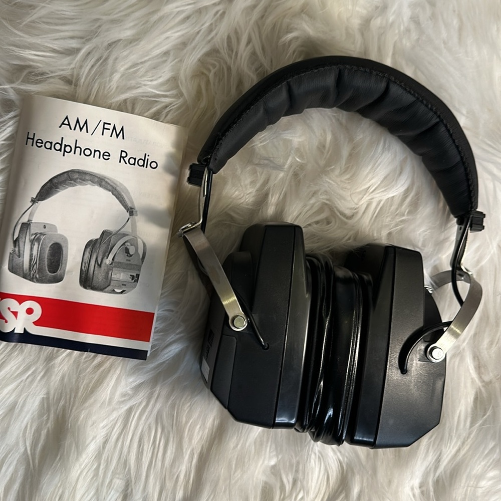 JSR 235 AM/FM headphone Radio battery operated vintage